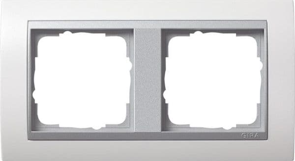 Cadres de finition Gira Event Blanc satiné avec cadre intermédiaire teinte Alu Blanc satiné avec vue 1