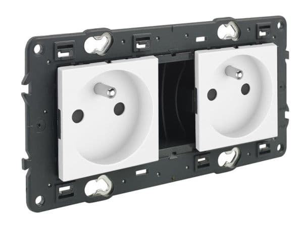 Valena prise 2 x 2 pôles + T précâblée appareil complet Blanc à vis vue 1