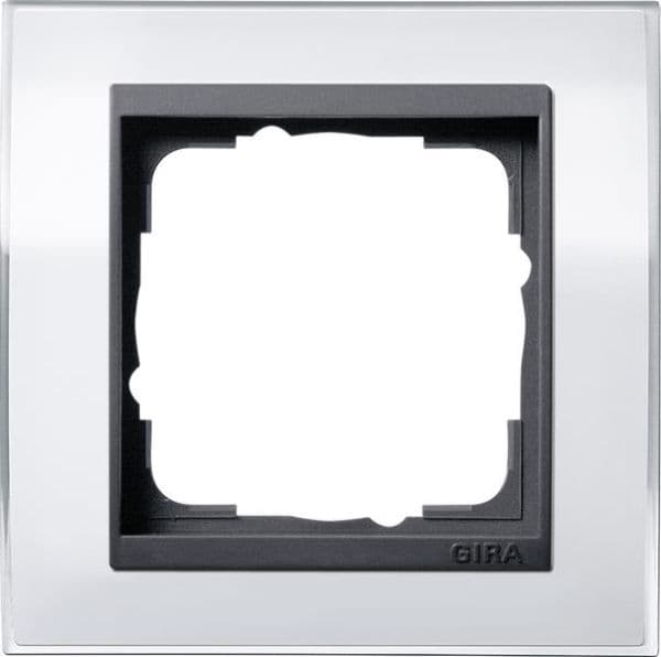 Cadres de finition Gira Event Clear Blanc avec cadre intermédiaire Anthracite Blanc avec cadre vue 1