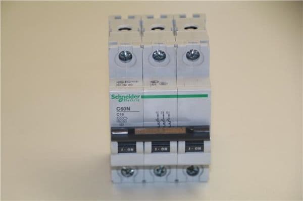 C60 - disjoncteur modulaire - C60N - 3 pôles 16A courbe C vue 1