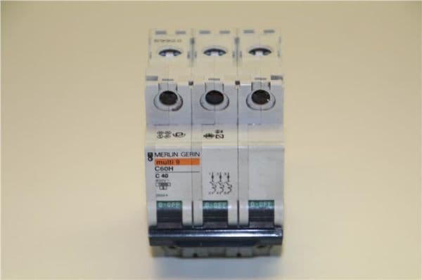 Disjoncteur modulaire Multi 9 - C60H - 3 pôles 40A courbe C vue 1