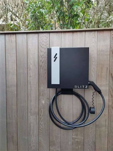 Station de charge intelligente Noir montage mural - 1 x 22kW - avec 8m de câble BPS2 LITE vue 1