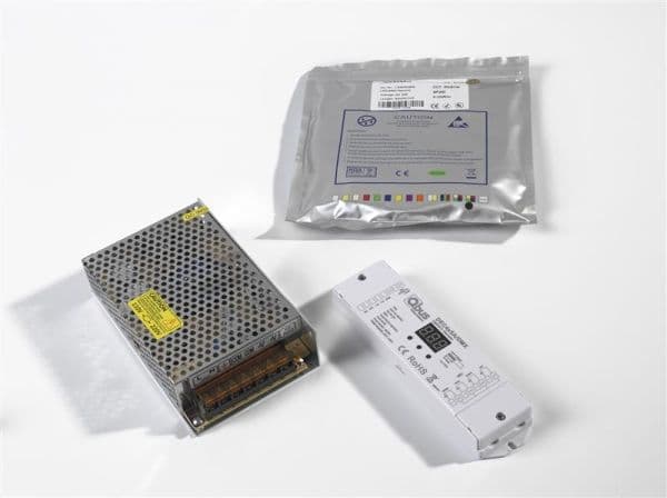 Paquet avec décodeur DMX, alimentation et Ruban Led. vue 1