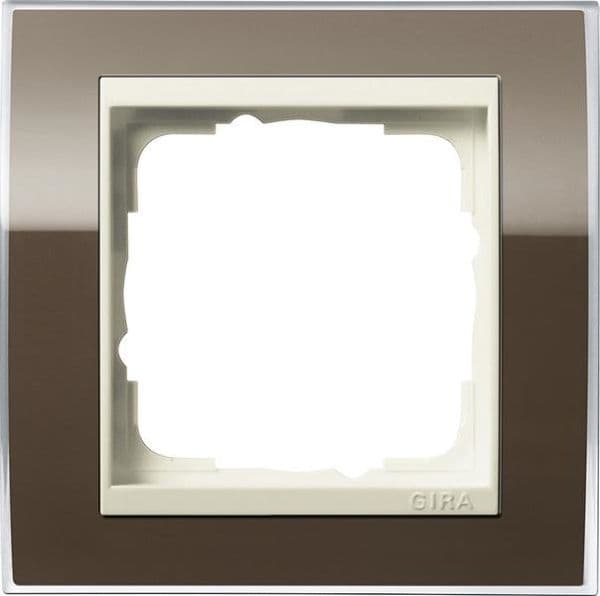 Cadres de finition Gira Event Clear Brun avec cadre intermédiaire Blanc crème brillant Brun avec vue 1